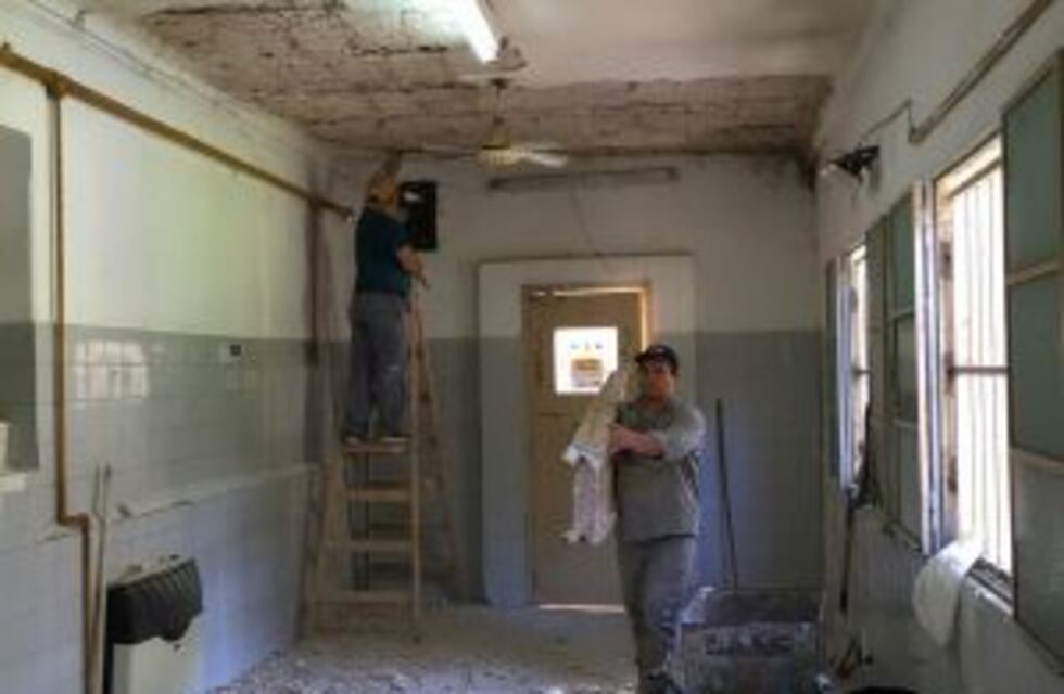 Ahora se desprendió un trozo de mampostería en el Hospital Centenario