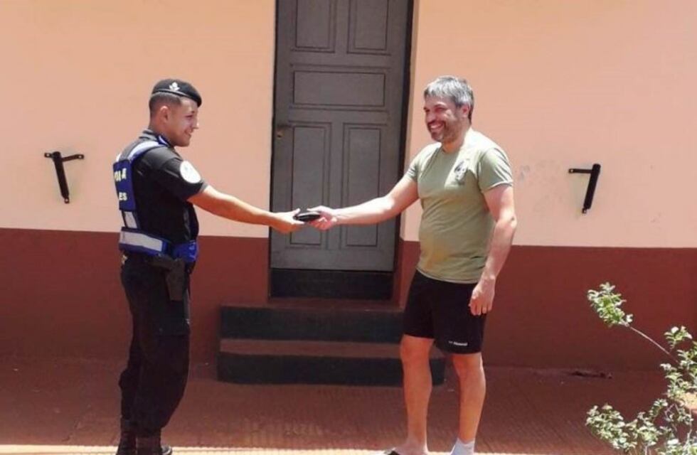 Un policía encontró una billetera cargada de dinero y se la devolvió a su dueño