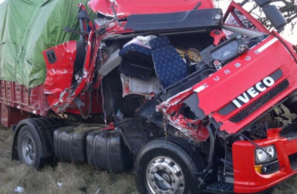 Una violenta colisión entre camiones dejó un muerto y un herido