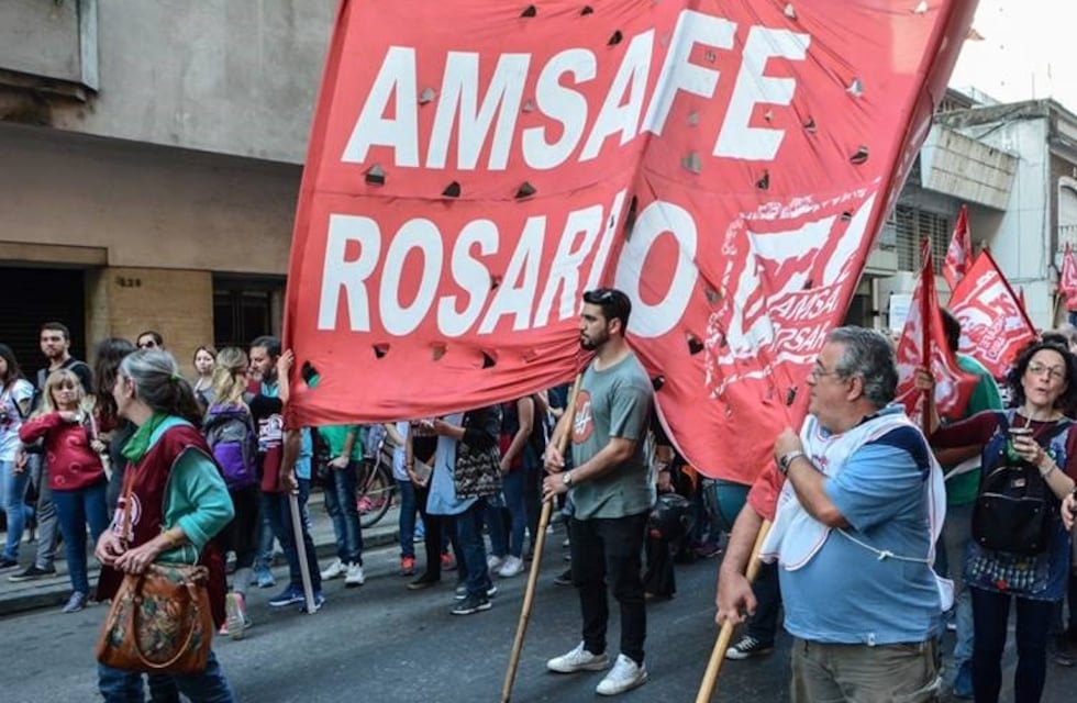 Desobligan a docentes de escuelas públicas rosarinas por el paro en San Lorenzo