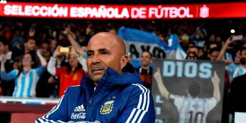 Jorge Sampaoli voló a Europa para reunirse con Messi y otros 34 futbolistas\u002E / AFP PHOTO / GABRIEL BOUYS