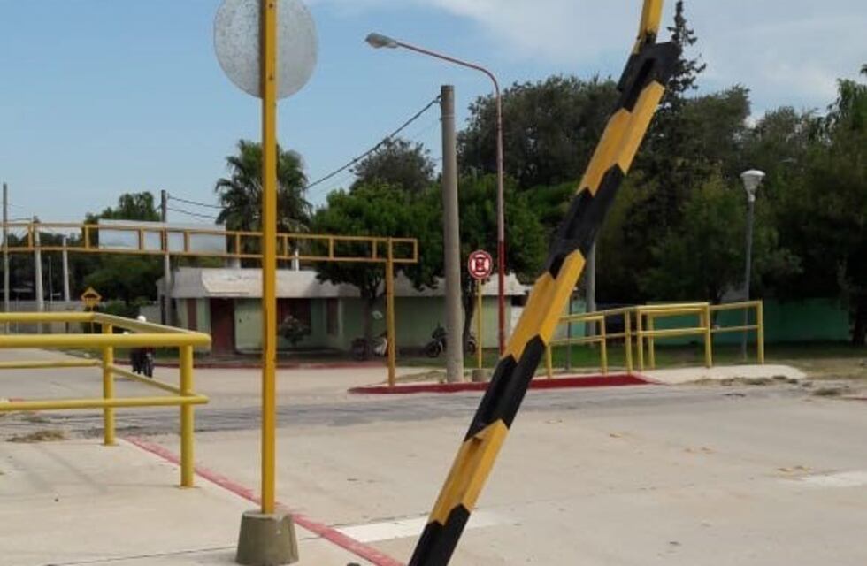 Destruyó el nivelador de altura en Arroyito pero llamó al 101 y se hizo cargo