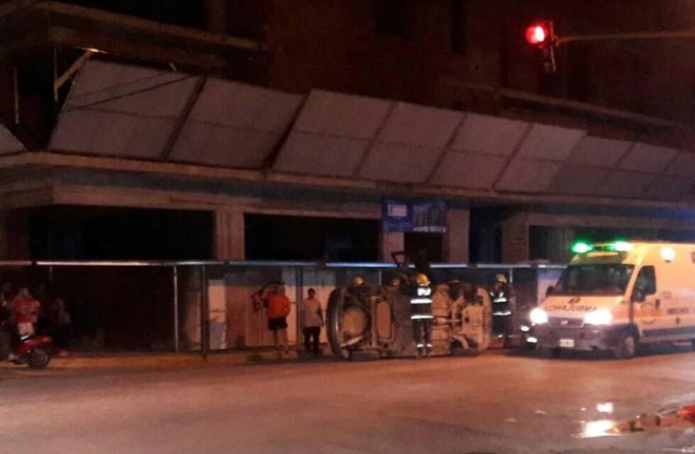 Un vehículo volcó en una avenida de Arroyito tras rozar a otro