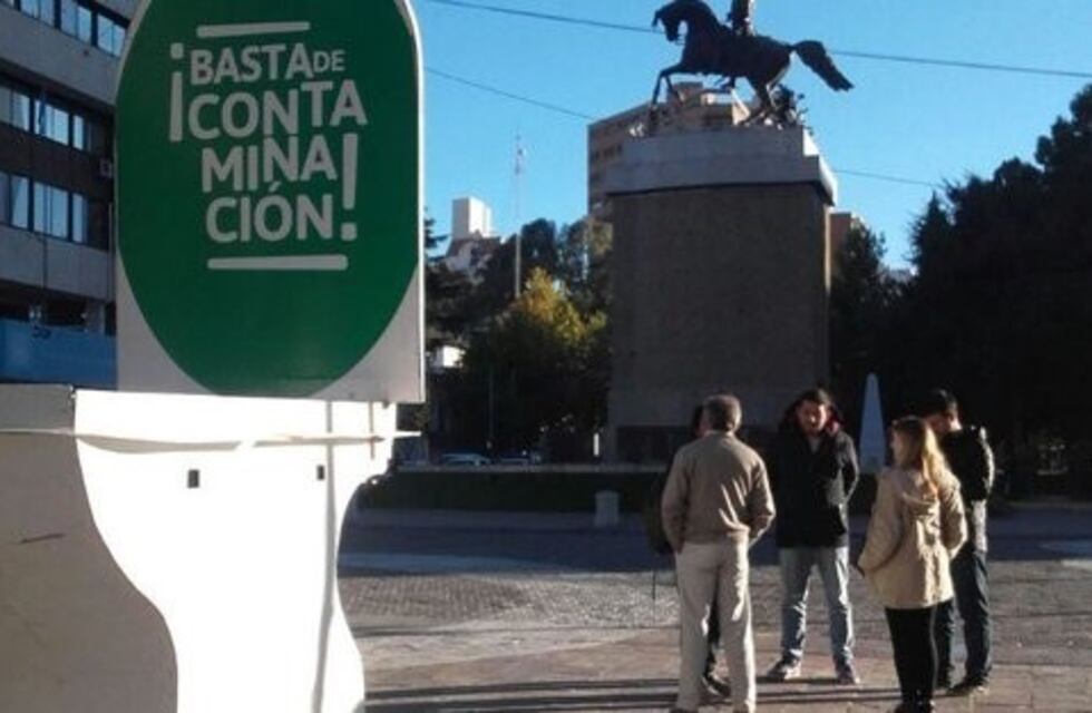 Instalan un inodoro gigante en contra la contaminación de los ríos