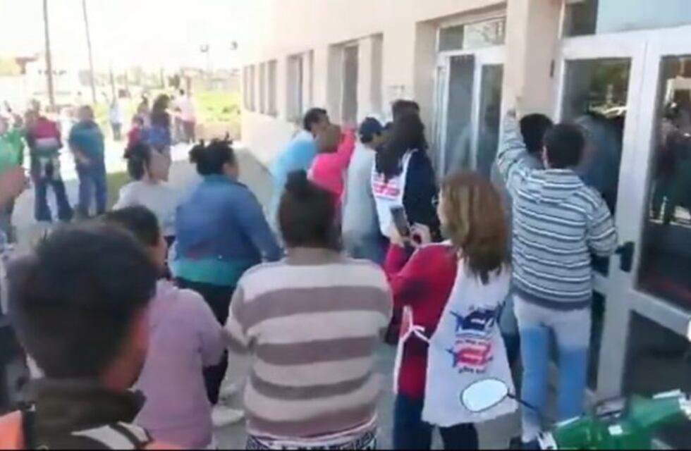 Gremios docentes agredieron a María Eugenia Vidal y golpearon el auto en el que viajaba