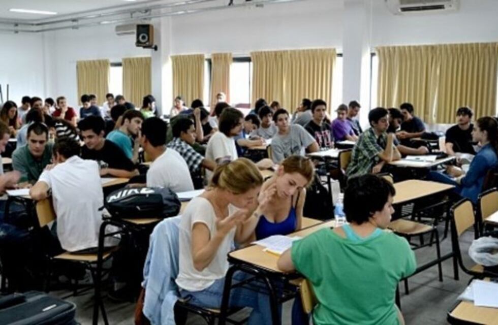 Los estudiantes universitarios platenses pidieron actualización del boleto universitario