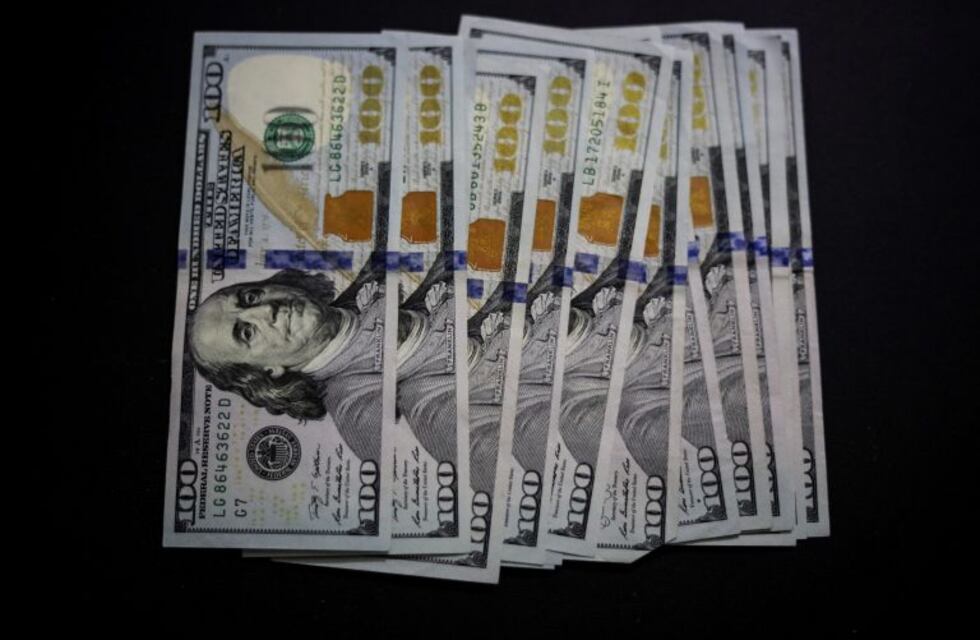 El dólar sube 50 centavos y el riesgo país baja a 2.207 puntos básicos