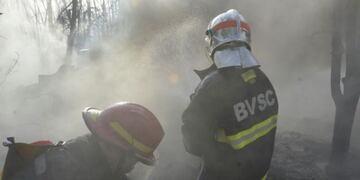 Bomberos luchando contra el fuego en el Valle de Uco