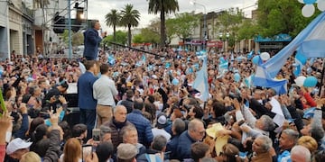 Mauricio Macri habló en Rafaela\u002E Abajo, Hernán Lombardi, mira al público atentamente\u002E (web)