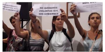 Manifestantes en la apertura del ciclo de sesiones 2020 del Consejo Deliberante de la ciudad de San Francisco\u002E
