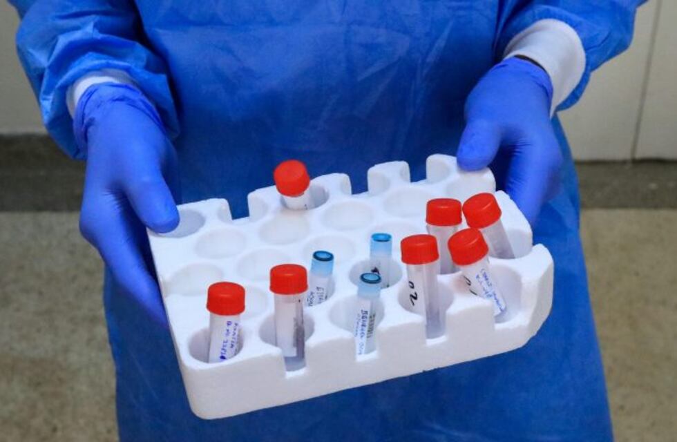 Una ambulancia con muestras de COVID terminó en un canal de agua en Neuquén