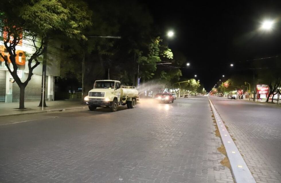 Adaptaron un camión tanque para recorrer los barrios desinfectando