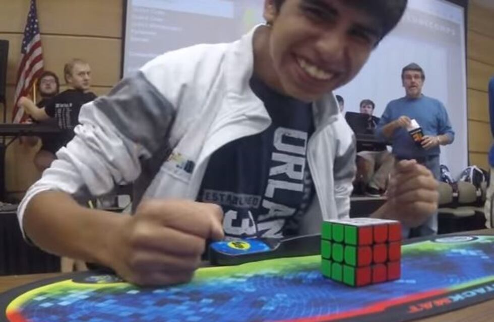Un joven argentino resolvió el cubo mágico en 4,69 segundos y consiguió el nuevo récord mundial