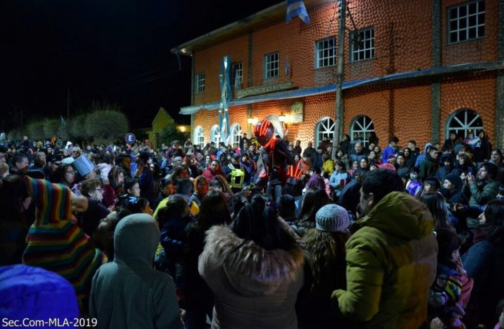 Los Antiguos: up, una aventura en primavera ganadora del desfile de carrozas