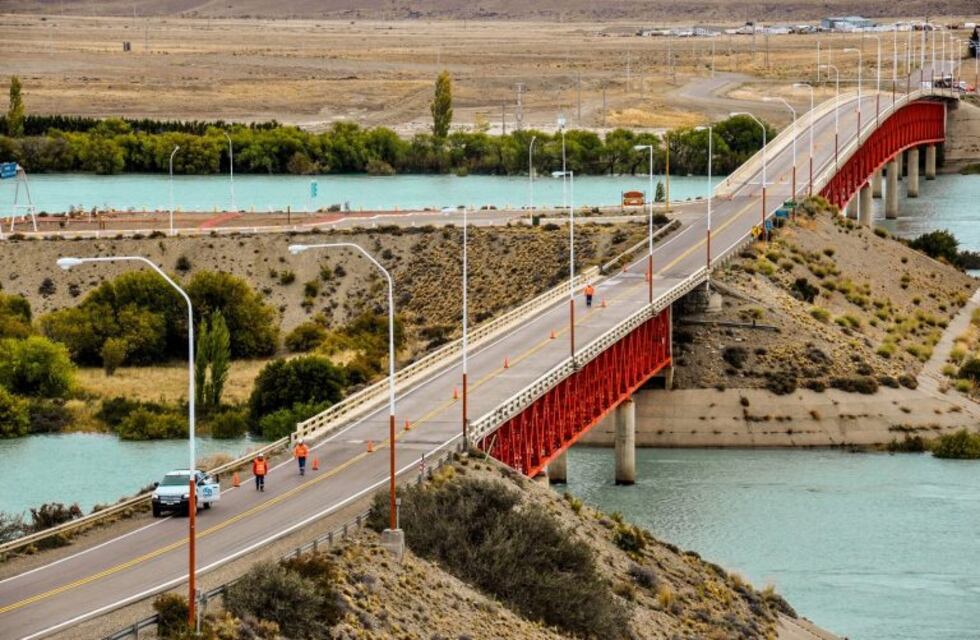 Se corta la circulación vial por el puente de Piedrabuena