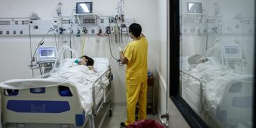 -FOTOGALERIA- AME9072\u002E BUENOS AIRES (ARGENTINA), 26/06/2020\u002E- Un enfermero trabaja el pasado miércoles 24 de junio en la Unidad de Terapia Intensiva del Hospital de Agudos de Ezeiza, en la Provincia de Buenos Aires (Argentina)\u002E Argentina cumple este sábado 100 días de cuarentena, y ahora afronta una importante subida en el ritmo de contagios de coronavirus que conllevó el endurecimiento de las medidas de aislamiento y pone a prueba un sistema sanitario que lleva más de tres meses mejorando sus prestaciones\u002E Según los últimos datos de hoy, en las últimas 24 horas se detectaron 2\u002E886 nuevos contagios, para un total de 55\u002E343 desde que llegó la pandemia, de los cuales 1\u002E192 fallecieron\u002E EFE/Juan Ignacio Roncoroni