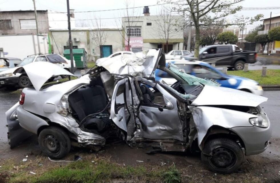 Un adolescente al volante se estrelló contra un poste de luz y provocó la muerte de una niña