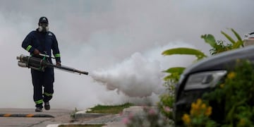 A Worker fumigates against the Aedes aegypti --the mosquito that can spread dengue fever-- in a neighbourhood in Panama City, on April 18, 2020\u002E - Central America faces a 'time bomb' with the growing cases of dengue as the rainy season begins in the region, while its health systems remain alert to the expansion of the new coronavirus\u002E (Photo by Luis ACOSTA / AFP)
