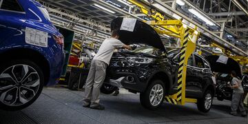 An employee works at the production line of the new models Renault Megane and Renault Kadjar at the Villamuriel Renault factory, near Palencia in northern Spain on June 1, 2016. rnFollowing an investment of over 600 million euros between 2014 and 2016, the Renault factory in Villamuriel (Palencia) produces the new models Renault Megane and Renault Kadjar, this increase in extra work has meant that the factory has doubled its workforce in the past year and a half, from 1,900 to 4,200 employees. / AFP PHOTO / CESAR MANSO espau00f1a palencia  planta automotriz de renault en palencia espau00f1a industria automotriz