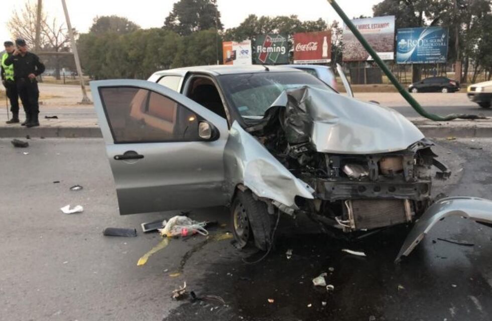 Un auto lo chocó y terminó incrustado en un poste de luz