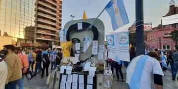 El monumento homenaje a Agustín Tosco, vandalizado con pegatinas\u002E