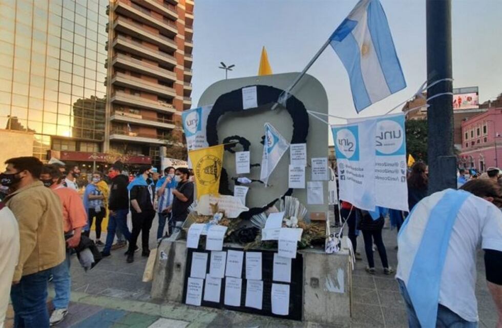 Vandalizaron la imagen de Agustín Tosco en el banderazo #17A