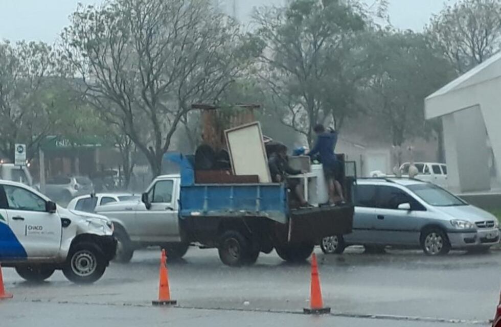 Desalojan a una familia de Resistencia en medio del temporal