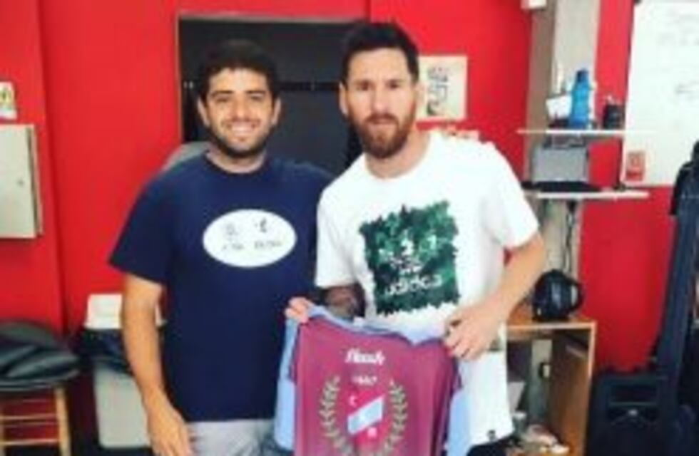 Messi se entrenó en un gimnasio de Funes y posó con la camiseta del equipo de rugby Plaza