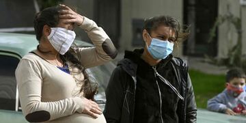 A pregnant resident speaks to the press at the Villa Azul shantytown after the provincial government detected at least 53 people infected with the new coronavirus and decided to isolate the entire neighborhood, in Quilmes, Buenos Aires province, Argentina, on May 25, 2020\u002E (Photo by JUAN MABROMATA / AFP)
