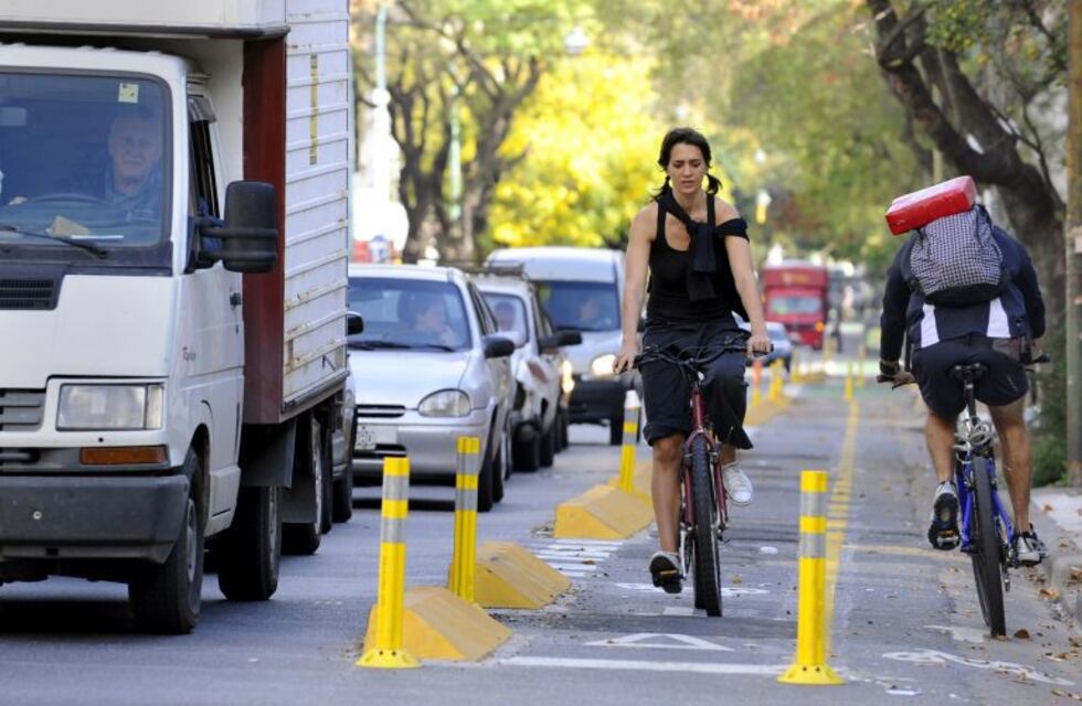 La mayoría de los ciclistas porteños no usan casco y circulan sin luces