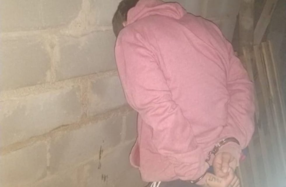 Disparaba al aire y fue detenido