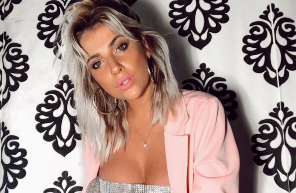 El topless de cuarentena de Bianca Iovenitti, con mensaje romántico y todo