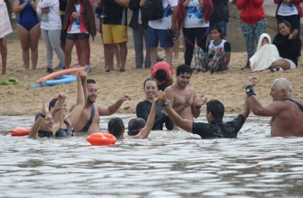 Los Tiburones reunieron a 150 nadadores con y sin discapacidad para recorrer 40 kilómetros por el Paraná