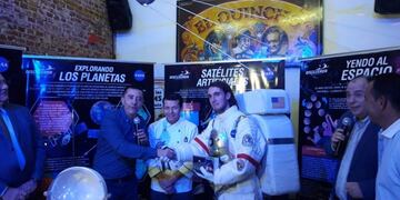 En el Museo de la Pizza se llevó a cabo la demostración sobre cómo se come ese alimento en el espacio\u002E