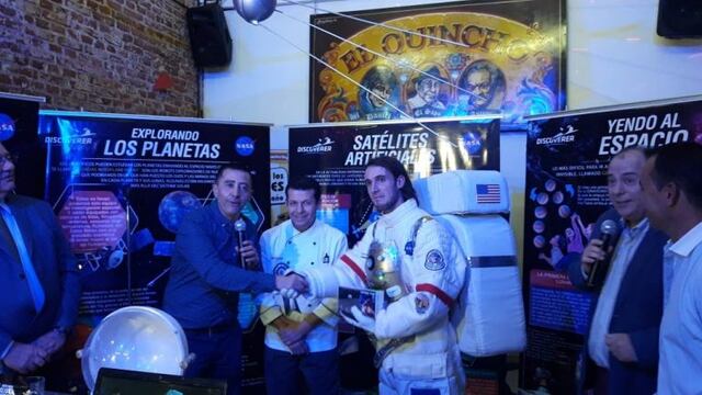 En el Museo de la Pizza se llevó a cabo la demostración sobre cómo se come ese alimento en el espacio\u002E