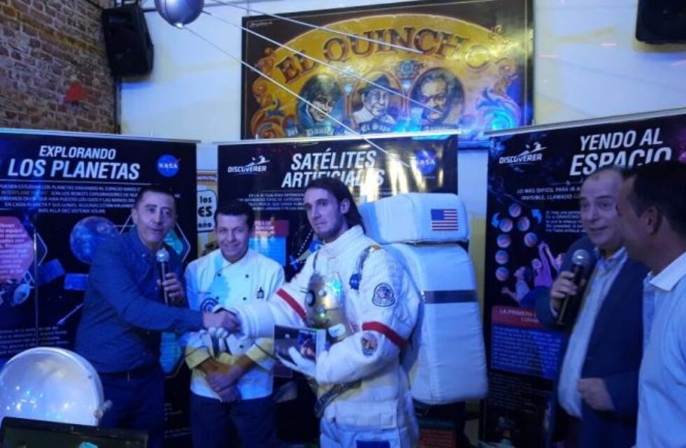 De otro planeta: en el Museo de la Pizza, mostraron cómo se la consume en el espacio