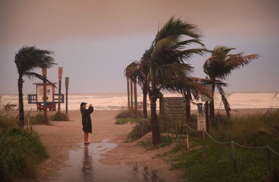 El huracán Dorian dejó siete muertos en Bahamas y llegó a Florida con categoría 2