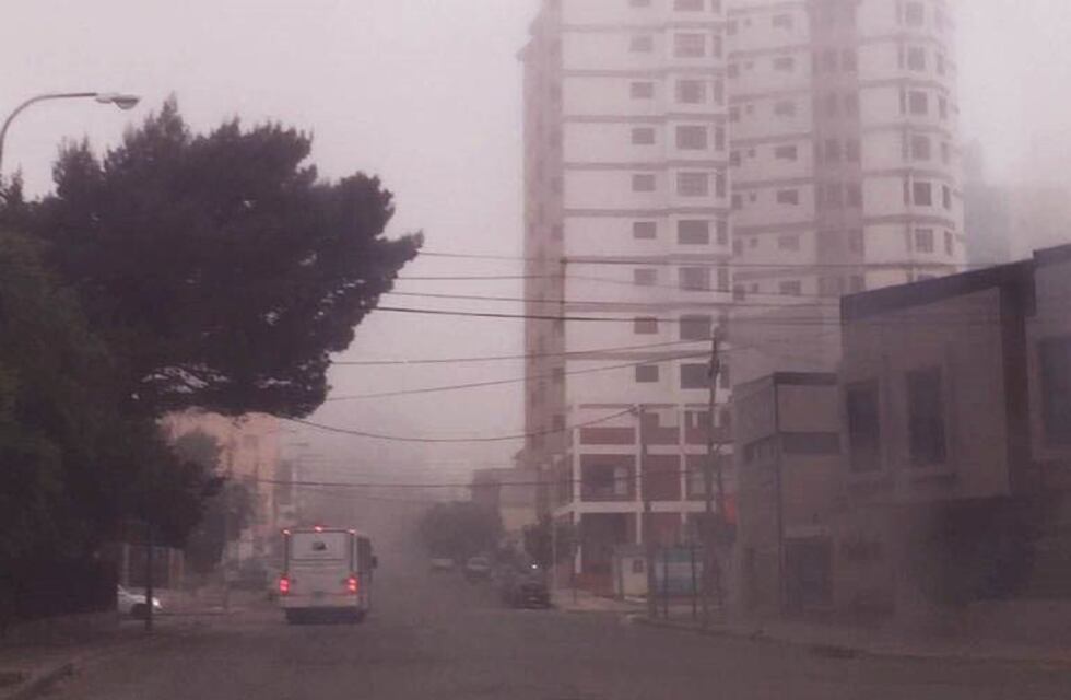 La ciudad amaneció cubierta de niebla