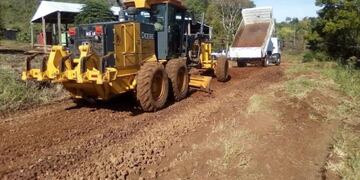 Pozo Azul: continúan con la reparación de caminos