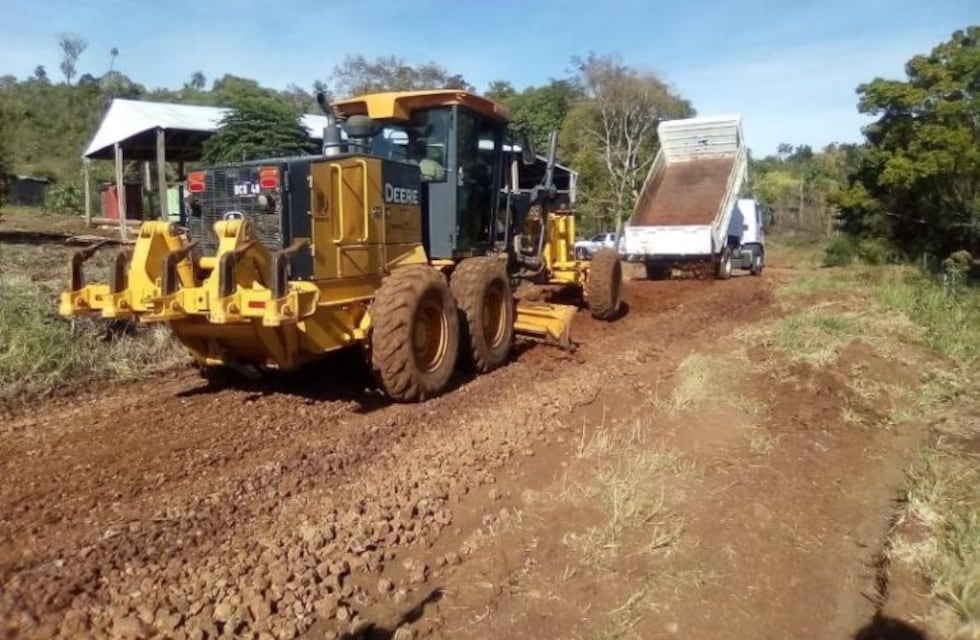 Pozo Azul: continúan con la reparación de caminos