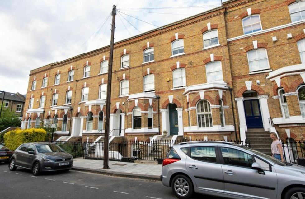 El cuerpo de un hombre que viajaba clandestinamente en un avión desde Kenya cayó en el jardín de una casa en Londres