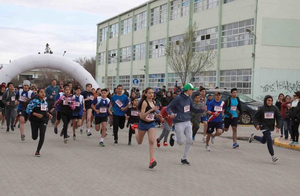 Importante participación en la corrida atlética por el Día de Les Estudiantes