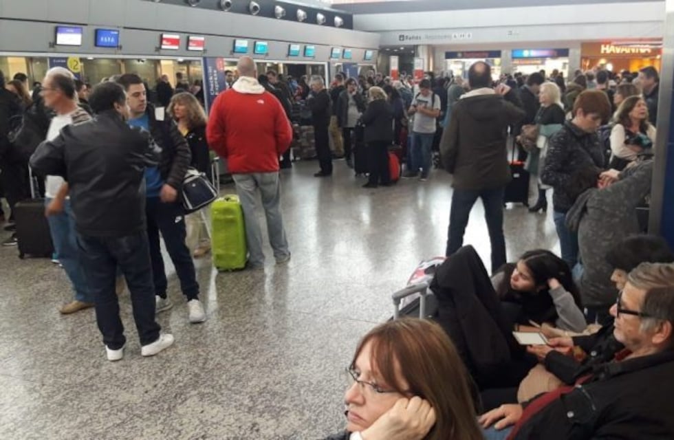 Pasajeros varados y vuelos demorados en el aeropuerto de Córdoba