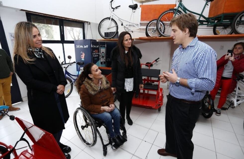 Michetti recorrió una fábrica rosarina de bicicletas inclusivas