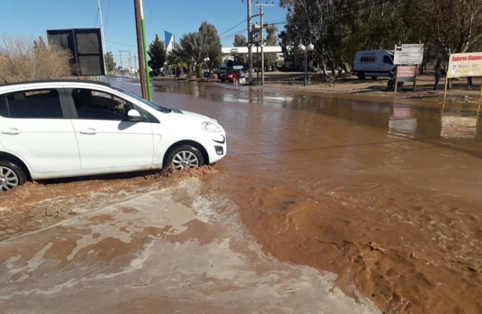 En Villa Unión se rompió una represa y el agua avanzó hasta la ciudad
