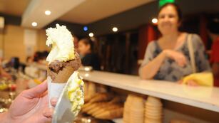 Hoy es "La Noche de las heladerías" y venderán el cuarto de kilo a la mitad.