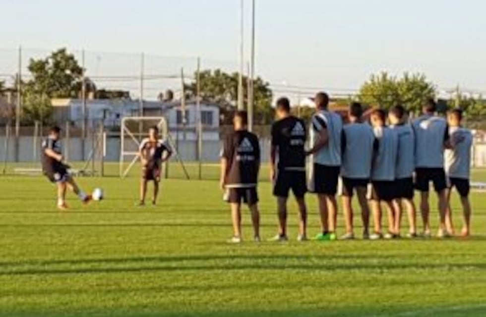 Cátedra del "10": Maradona le enseñó cómo ejecutar tiros libres al plantel de Deportivo Riestra