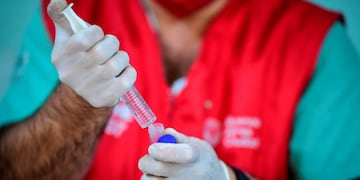 A health worker prepares COVID-19 test kits at the Medical Emergency System (SAME) of Buenos Aires, on May 19, 2020 in Buenos Aires. - The number of COVID-19 cases in Argentina has raised to more than 9.000, while the mandatory quarantine imposed on March 20 is still fully applied in the capital Buenos Aires. (Photo by RONALDO SCHEMIDT / AFP) coronavirus test casos del dia  laboratorio  testeos  PCR HISOPADO