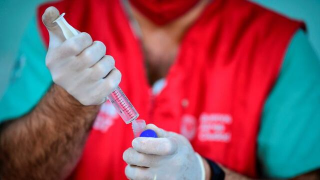A health worker prepares COVID-19 test kits at the Medical Emergency System (SAME) of Buenos Aires, on May 19, 2020 in Buenos Aires. - The number of COVID-19 cases in Argentina has raised to more than 9.000, while the mandatory quarantine imposed on March 20 is still fully applied in the capital Buenos Aires. (Photo by RONALDO SCHEMIDT / AFP) coronavirus test casos del dia  laboratorio  testeos  PCR HISOPADO