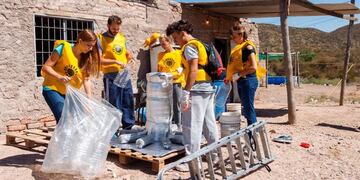 Joven mendocina duchas solares